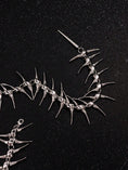 Cargar la imagen en la vista de la galería, Close view of the tapered spikes, links and lobster clasp