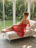 Cargar la imagen en la vista de la galería, The babydoll seen from behind, showing the open back and tie