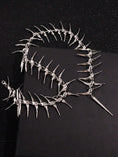 Cargar la imagen en la vista de la galería, The full spiked spine necklace laid flat, collar and back drop
