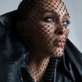 Cargar la imagen en la vista de la galería, Black diamond-net veil with rhinestones at the knots, close detail

