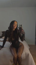 Reproducir el video en la vista de la galería, Moving in the bodystocking, showing how the lace sits over the leg
