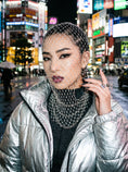 Cargar la imagen en la vista de la galería, Pearl diamond-net veil on a rain-lit city street at night, worn over a high-neck top
